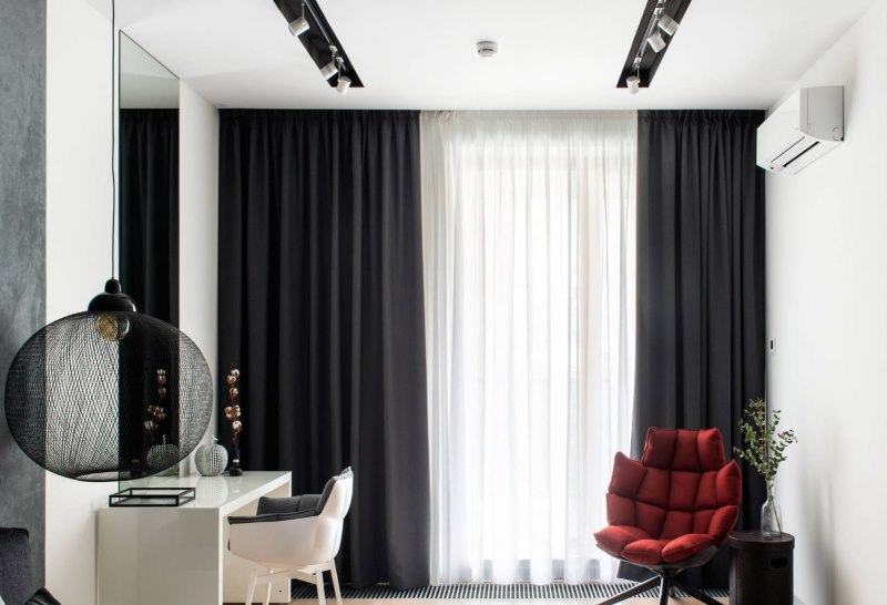 Rideaux noirs et droits sur la fenêtre du salon