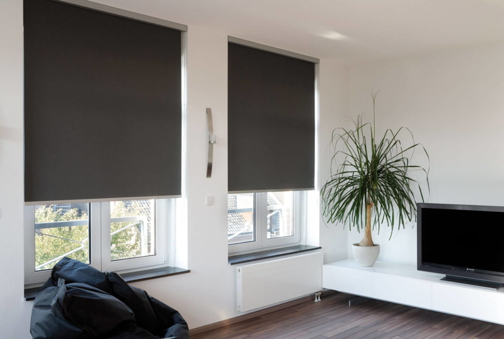 Rideaux enroulés de couleur noire à l'intérieur de la chambre