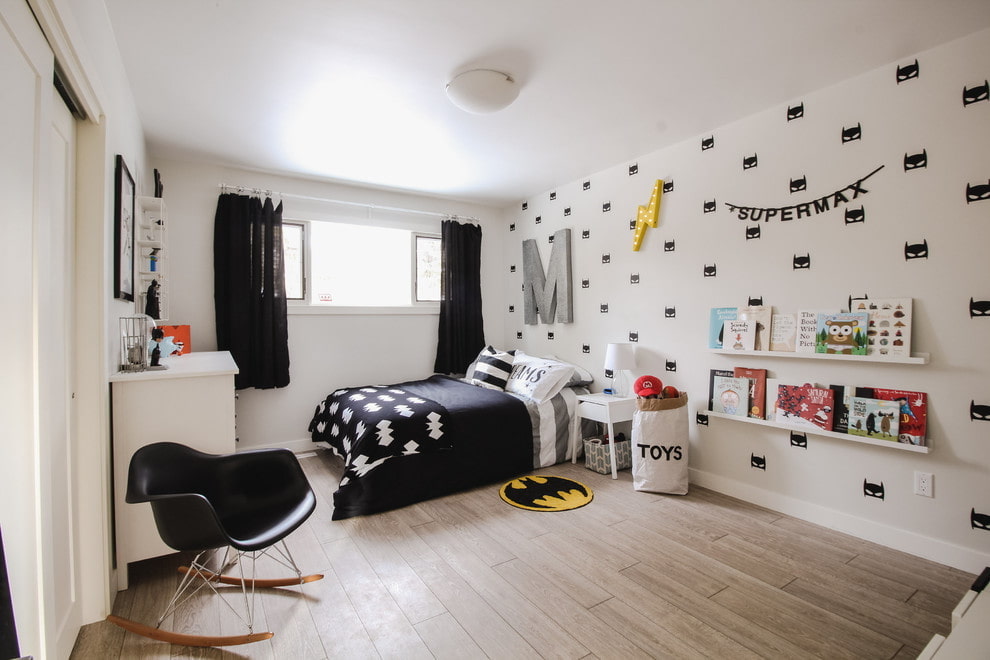 Noir court rideaux dans une chambre d'enfant blanc.