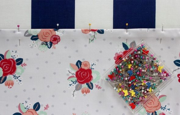 Décollez les couches de tissu avec des épingles.