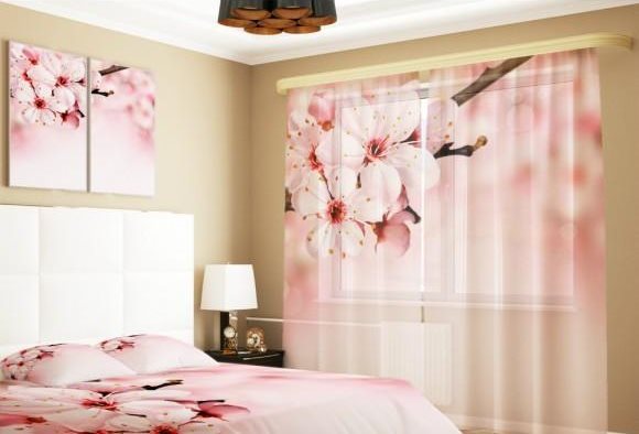 Fiori di mela rosata su tessuti in camera da letto