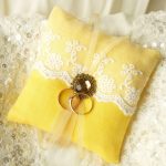 Coussin coloré pour alliances, reflétant la palette de la fête
