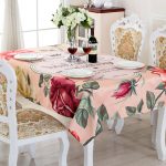 Nappe de fleurs pour le dîner dans le cercle de la maison
