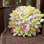Fleur avec pétales comme oreiller décoratif