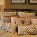 Oreillers décoratifs sur le lit de trois types de matériaux dans différentes combinaisons