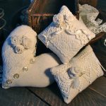 Coussins décoratifs de différentes formes à la main