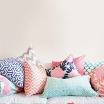 Les coussins décoratifs diversifient l'intérieur d'une pièce d'une couleur