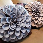 Coussins décoratifs avec des fleurs à la main