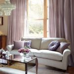 Les textiles décoratifs dans le salon sont conçus dans une couleur.