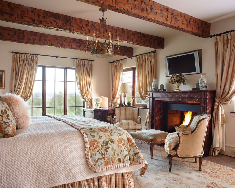 Poutres en bois au plafond de la chambre
