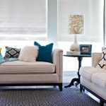 Coussins de différents types pour un canapé beige