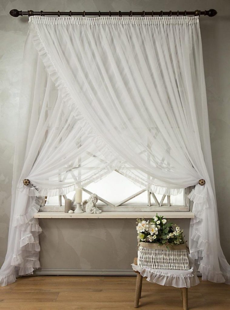 Décorer la fenêtre de la chambre avec du double tulle