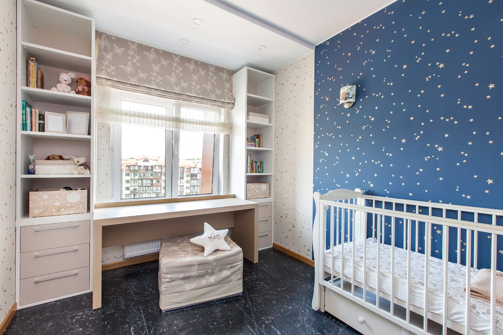 Interiorul camerei pentru copii cu draperii romane