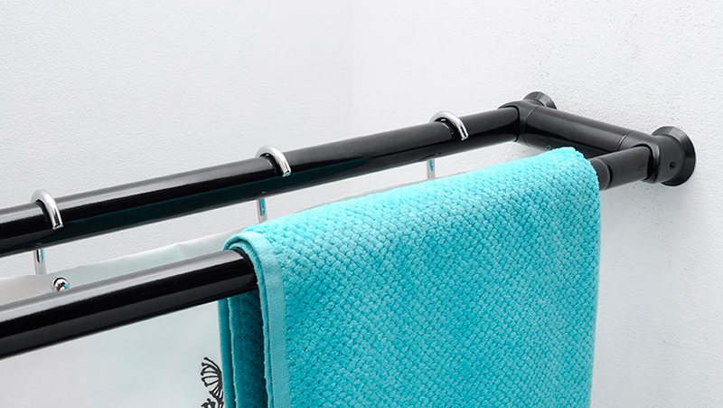 Serviette bleue sur la corniche télescopique à double rangée