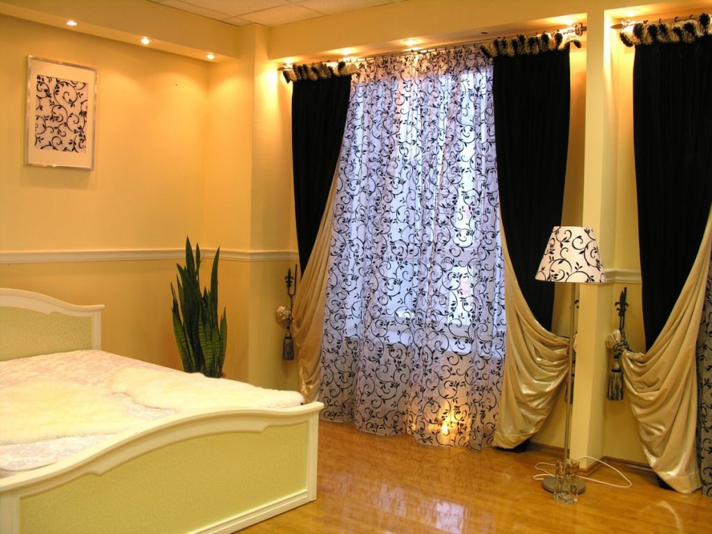 Chambre de style classique avec des rideaux à double face