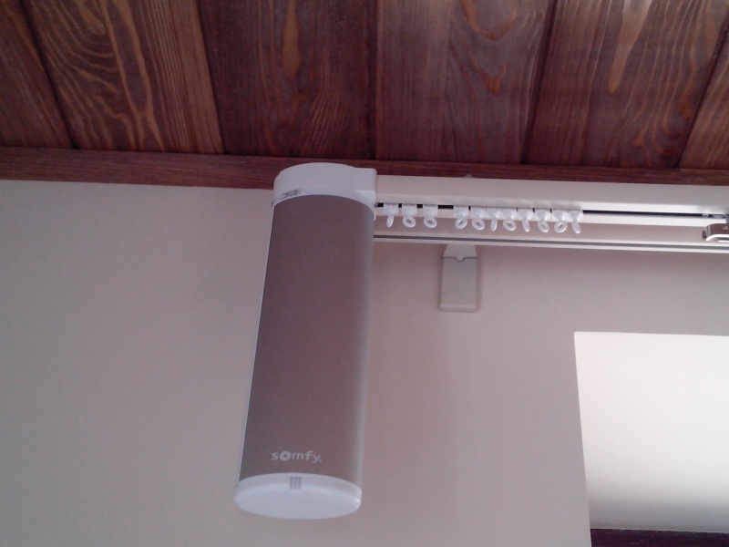 ภาพถ่ายของชายคากับ บริษัท ไดรฟ์ไฟฟ้า Somfy