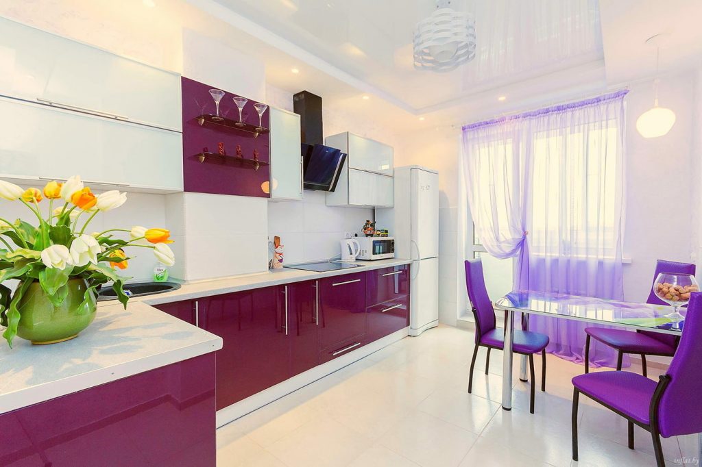 Color morado en el interior de la cocina.