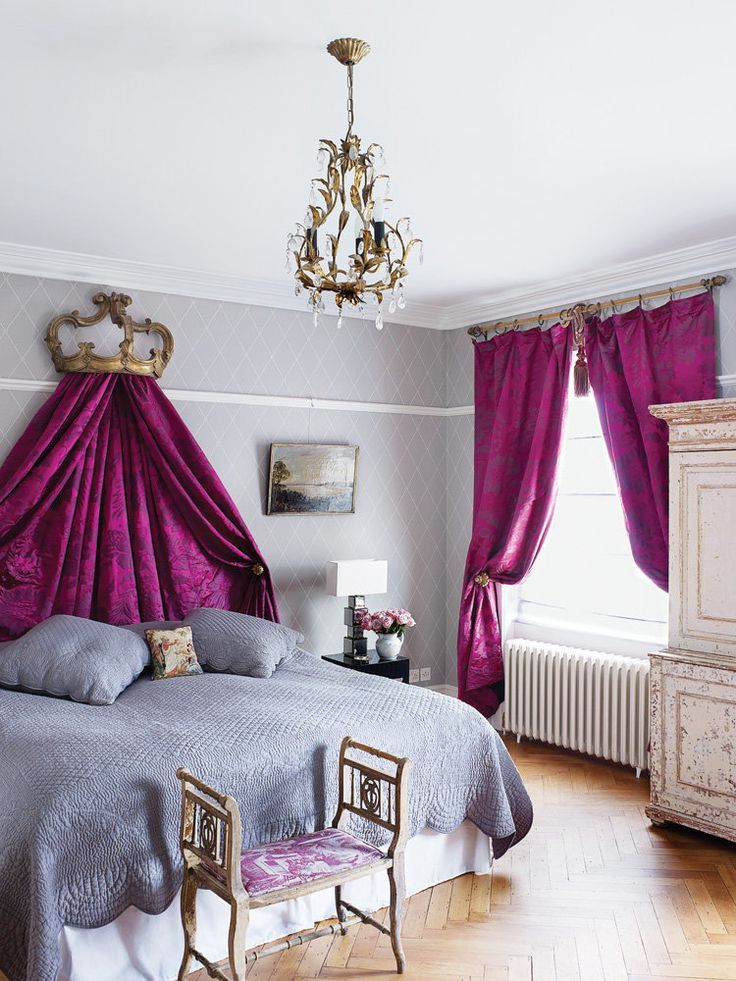 El uso del tejido morado en el diseño del dormitorio.