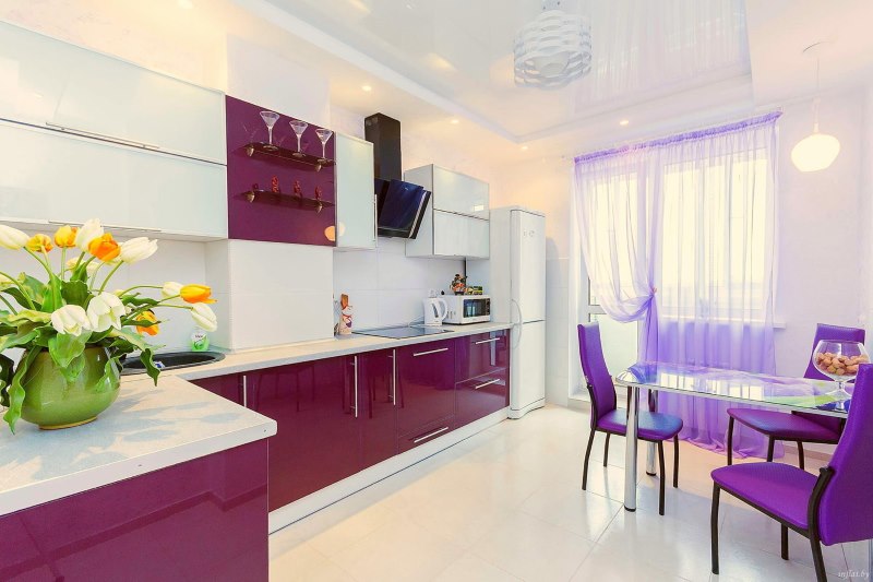 Tulle violet délicat sur la fenêtre de la cuisine