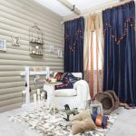 Rideaux bleus dans la chambre de la maison en bois
