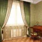 Rideaux combinés sur la fenêtre de la chambre