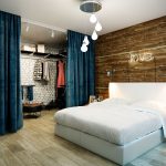 Rideaux de velours dans une chambre de style loft