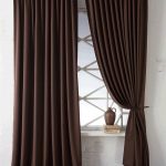 Rideaux bruns en tissu épais