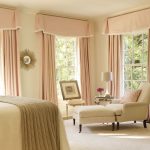 Intérieur d'une grande chambre dans une maison privée