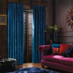L'intérieur du salon aux couleurs sombres
