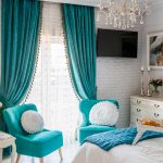 Rideaux turquoise dans la chambre