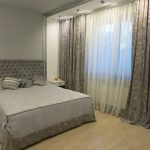 Rideaux gris à l'intérieur de la chambre