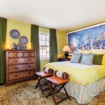 Rideaux verts sur les fenêtres de la chambre