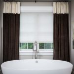 Rideaux de velours à l'intérieur de la salle de bain