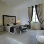 Chambre intérieure avec une fenêtre