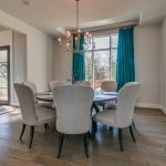 Groupe de restauration dans une pièce avec un peu de mobilier