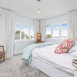 Chambre lumineuse avec trois fenêtres