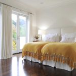 Surface de plancher en bois brillant dans la chambre