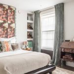 Vieille commode dans une chambre moderne