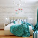 Textiles turquoises dans la chambre blanche