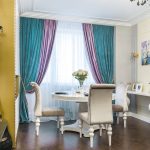 Rideaux violets et turquoises sur la fenêtre du salon