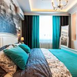 Turquoise oreillers sur le lit dans la chambre
