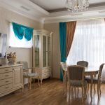 Rideaux marron et turquoise sur la fenêtre d'une pièce dans un style classique.