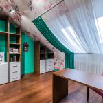 Rideaux turquoise sur la lucarne