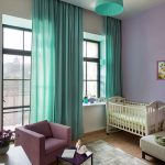 Lit bébé dans le coin de la chambre