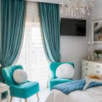 Coussins blancs sur des chaises turquoises rembourrées