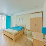 Chambre d'enfants spacieuse dans un style contemporain.