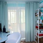 Rideaux turquoise sur la fenêtre du balcon