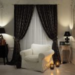 Lampes avec des nuances noires dans le salon