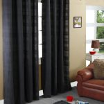 Rideaux à oeillets noirs et fauteuil en cuir