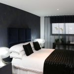 Design chambre étroite dans des couleurs sombres
